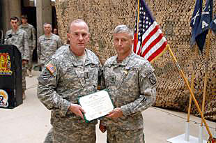 Maj. Gen. Rick Lynch (left), MSG Eric Gagne